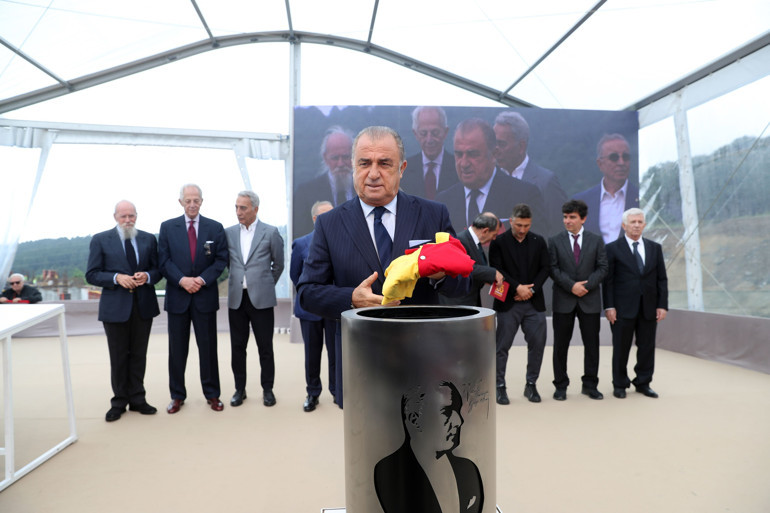 Galatasarayda tarihi gün Kemerburgaz Tesislerinin temel atma töreninde dikkat çeken kare: Fatih Terim, Burak Elmas ve Ünal Aysal...