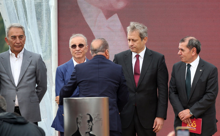 Galatasarayda tarihi gün Kemerburgaz Tesislerinin temel atma töreninde dikkat çeken kare: Fatih Terim, Burak Elmas ve Ünal Aysal...
