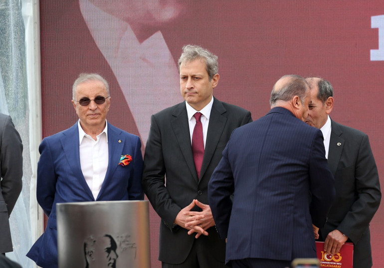Galatasarayda tarihi gün Kemerburgaz Tesislerinin temel atma töreninde dikkat çeken kare: Fatih Terim, Burak Elmas ve Ünal Aysal...