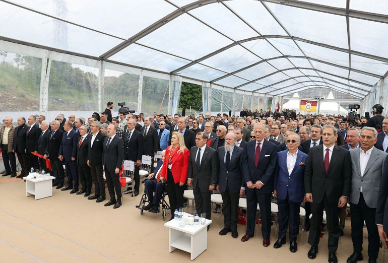 Galatasarayda tarihi gün Kemerburgaz Tesislerinin temel atma töreninde dikkat çeken kare: Fatih Terim, Burak Elmas ve Ünal Aysal...
