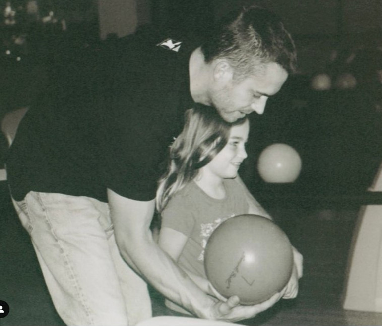 Ünlü oyuncu 10 yıl önce ölmüştü... Kızı, onu ünlendiren filmde rol aldı: Babam bana hâlâ işaretler yolluyor