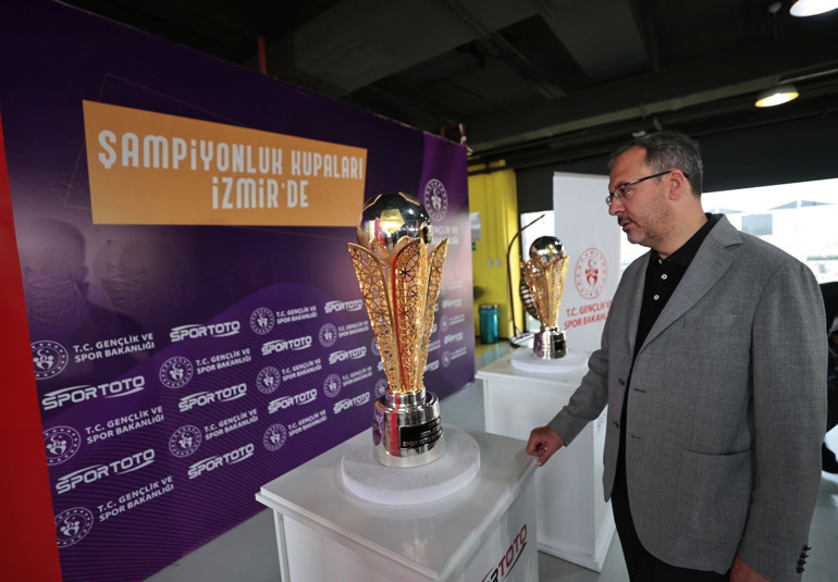 Bakan Kasapoğlu, Spor Toto Süper Lig ve 1. Lig kupalarının tanıtımına katıldı