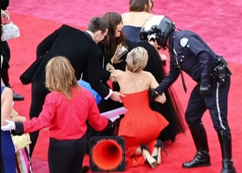 Sütten ağzı yanınca yoğurdu üfleyerek yedi: Kırmızı halıda bir çift parmak arası terlik