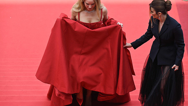 Sütten ağzı yanınca yoğurdu üfleyerek yedi: Kırmızı halıda bir çift parmak arası terlik