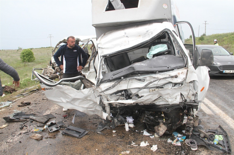 Konya’da feci kaza Kamyonetle minibüs çarpıştı: 2 ölü, 3 yaralı