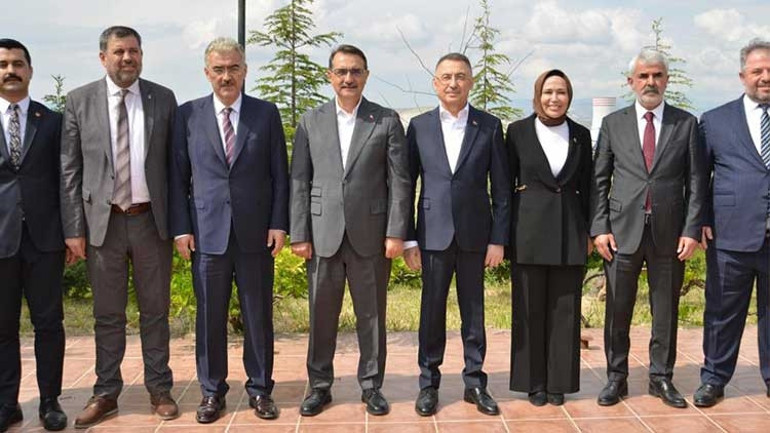 Fuat Oktay: Cumhurbaşkanı yardımcılığı sevdasına düştükleri için kendi vatandaşlarının sorunlarını göremiyorlar