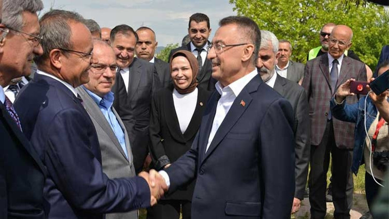 Fuat Oktay: Cumhurbaşkanı yardımcılığı sevdasına düştükleri için kendi vatandaşlarının sorunlarını göremiyorlar