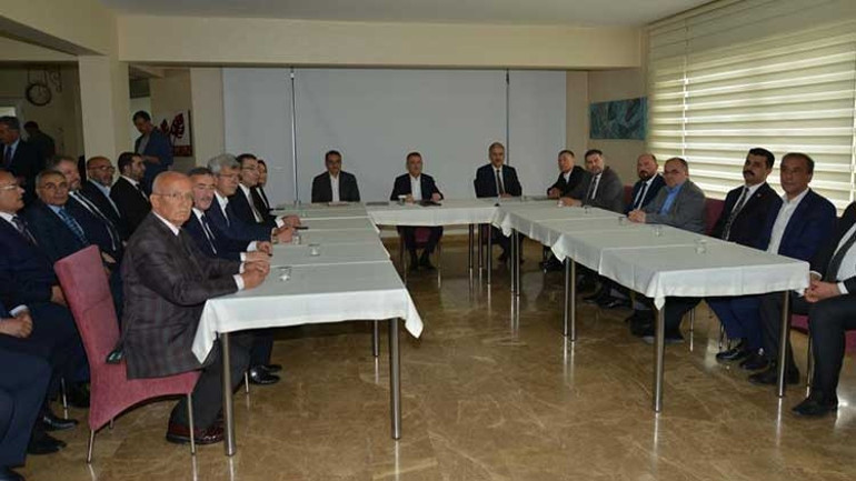 Fuat Oktay: Cumhurbaşkanı yardımcılığı sevdasına düştükleri için kendi vatandaşlarının sorunlarını göremiyorlar