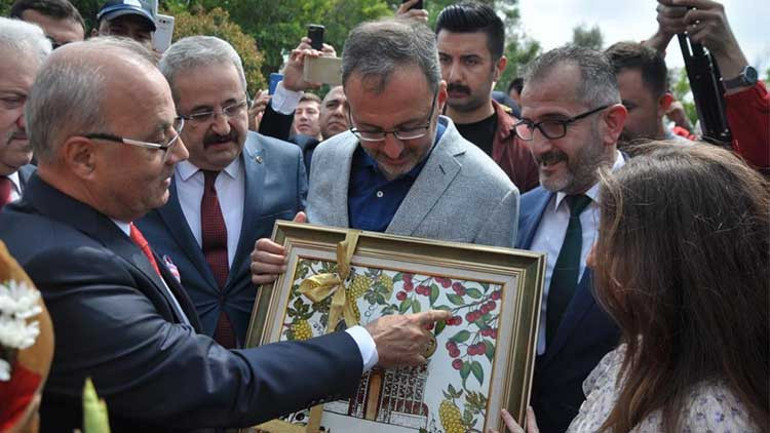 Bakan Kasapoğlu, Manisalılardan Cumhurbaşkanı Erdoğan için rekor oy istedi