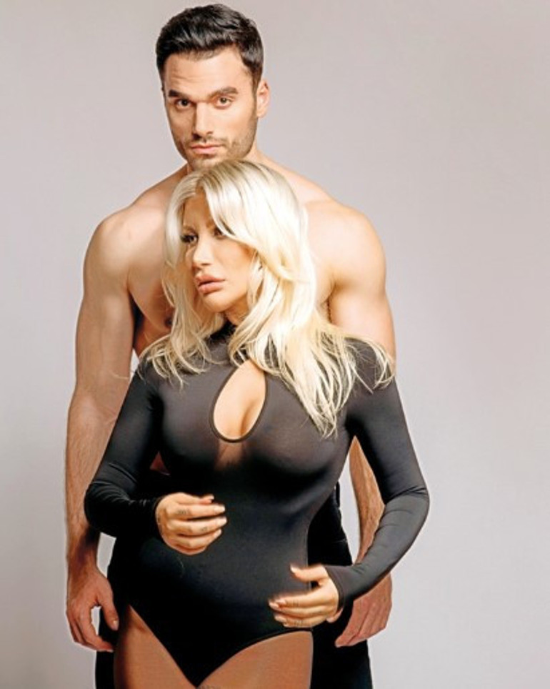 Ünlüler diyarlarında  kaybolan Alice misali