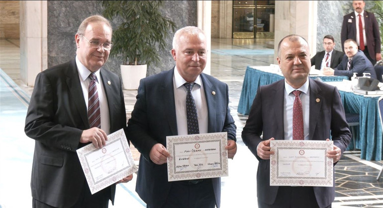 Mecliste 28inci dönem milletvekilleri kayıtlarını yaptırıyor