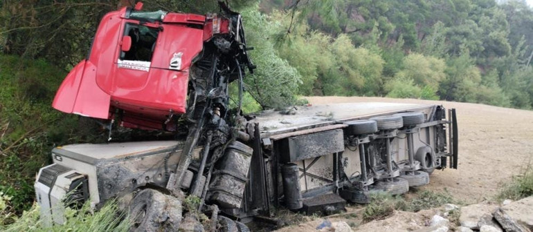 Denizlide feci kaza Tır çarptığı otomobili metrelerce sürükledi: 3 ölü, 2 yaralı