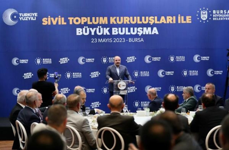 Bakan Varank, depremzedelerle buluştu