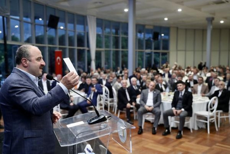 Bakan Varank, depremzedelerle buluştu