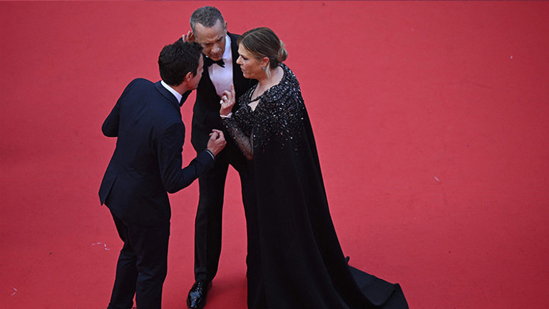 Tom Hanks’i daha önce hiç böyle görmediniz… Cannes’da gergin anlar: Kırmızı halıda öfkeden gözü döndü