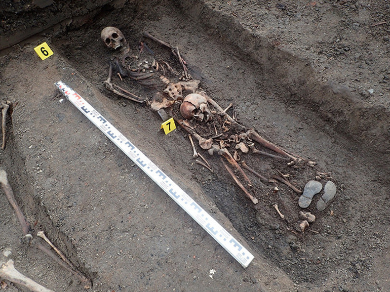 Polonya’da 128 kişilik toplu mezar bulundu