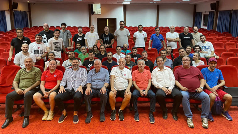 Mersin’de antrenörler, efsanelerle buluştu