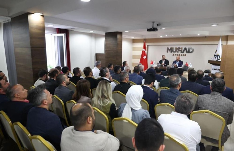 Bakan Çavuşoğlu, iş insanlarıyla bir araya geldi