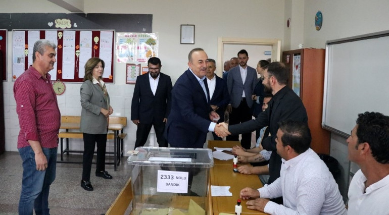 Antalyada oyunu kullanan Bakan Çavuşoğlu: İkinci tura da iyi hazırlandık