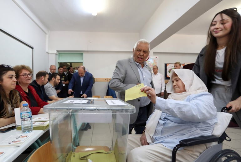 İlk turda oy kullanamamıştı... Hatice Nineye Togg sürprizi