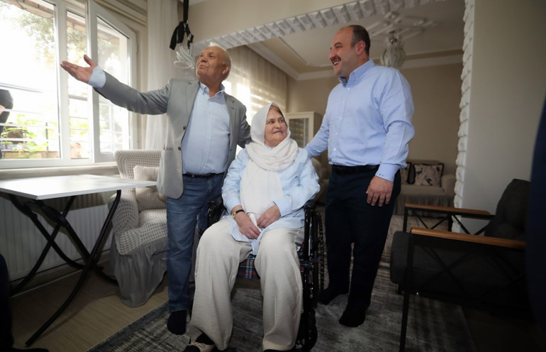 İlk turda oy kullanamamıştı... Hatice Nineye Togg sürprizi