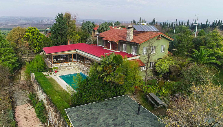Köyüne geri dönerek evinin kapılarını açtı