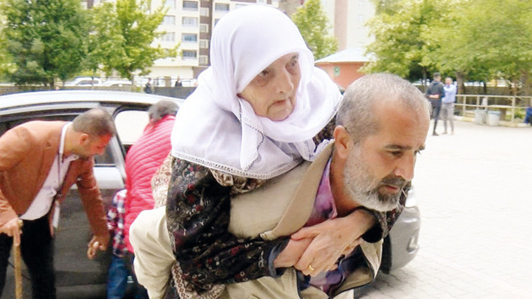 Seçimin bastonlu kahramanları
