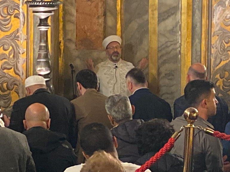 İstanbulun Fethinin 570. yıl dönümünde Ayasofyada sabah namazı