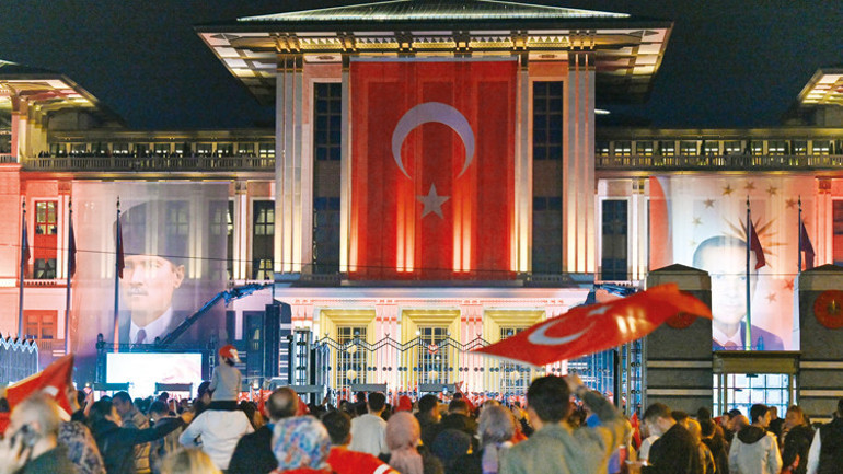 Cahilsin, çağdışısın, nobransın bencilsin, küstahsın, kibirlisin
