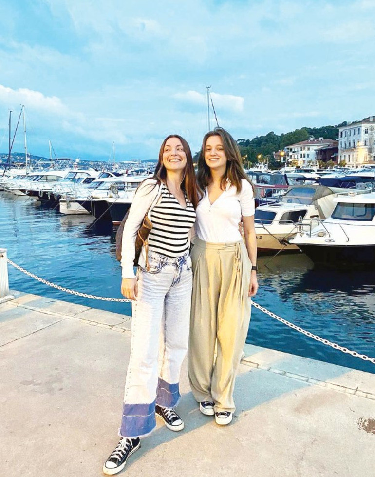 Ünlü oyuncudan  17 günlük oğlu ile ilk poz