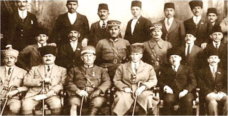 Atatürk posterindeki o kalpak: Kemali