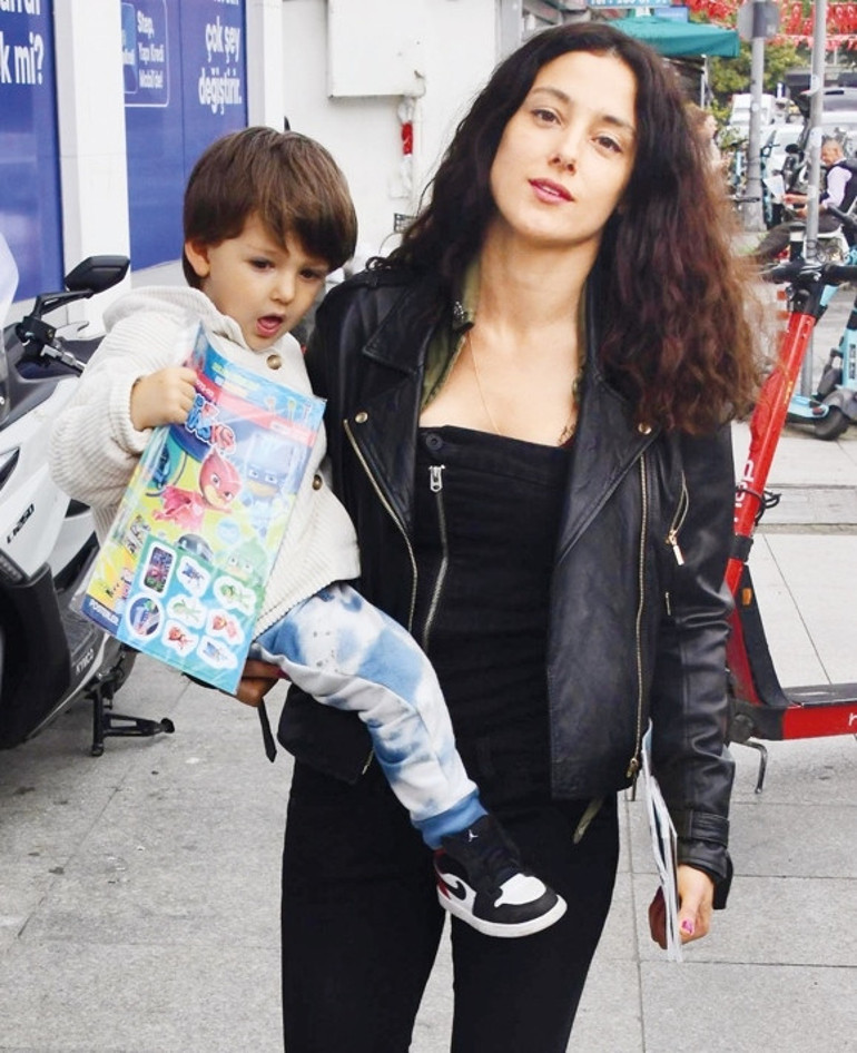 Tatil dönüşü görüntülendiler... Hilalin aşkı