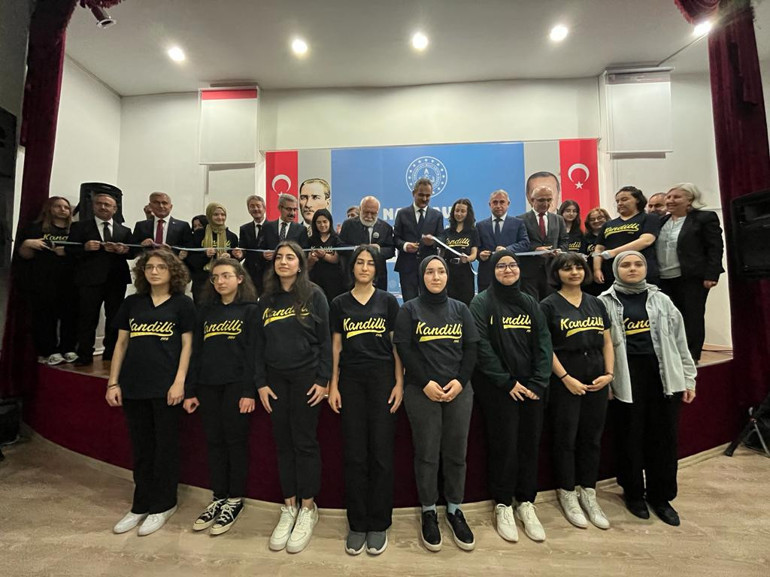 Son kütüphaneye eski bakanın adı verildi