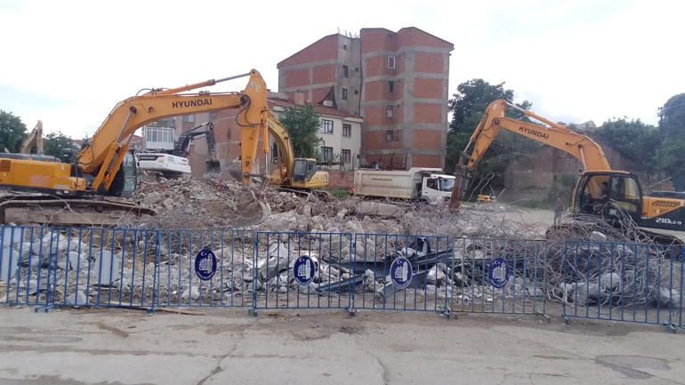Yıkılan türbeden çıkarılan kemik parçaları inceleme için Hitit Üniversitesine gönderildi