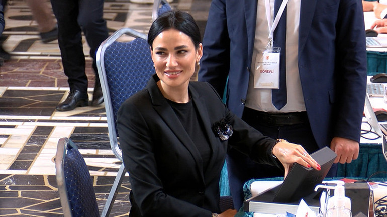 Eski Türkiye güzeli Seda Sarıbaş, milletvekilliği kaydını yaptırdı