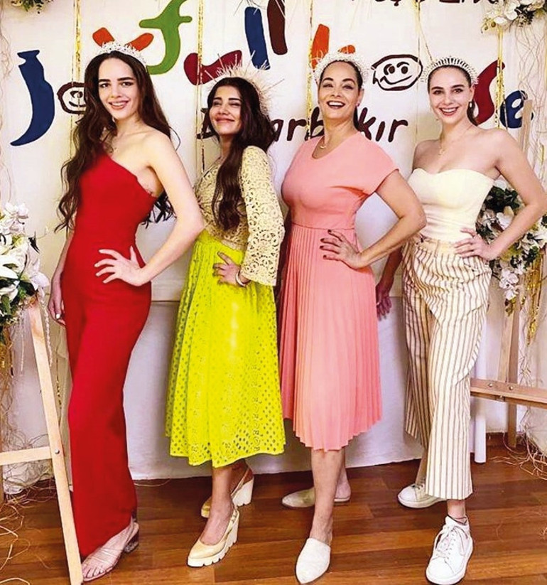 Berrak Tüzünataç tatil sezonunu açtı