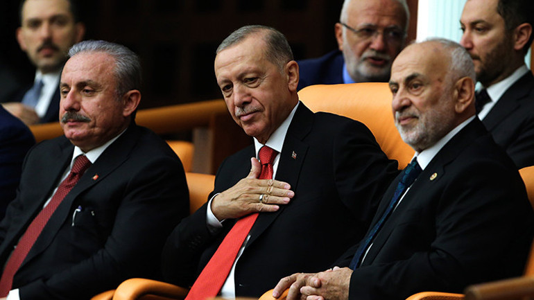 TBMMde 28. dönem başladı: Yeni milletvekilleri Mecliste yemin etti