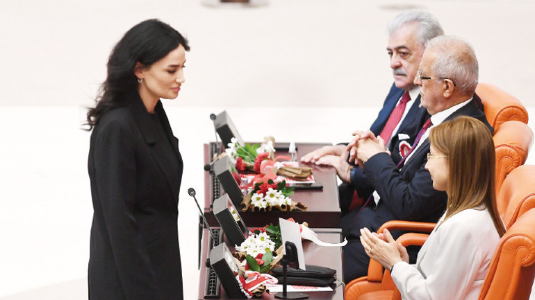 Çiçeklerle karşılandılar... İlk gün mesajları