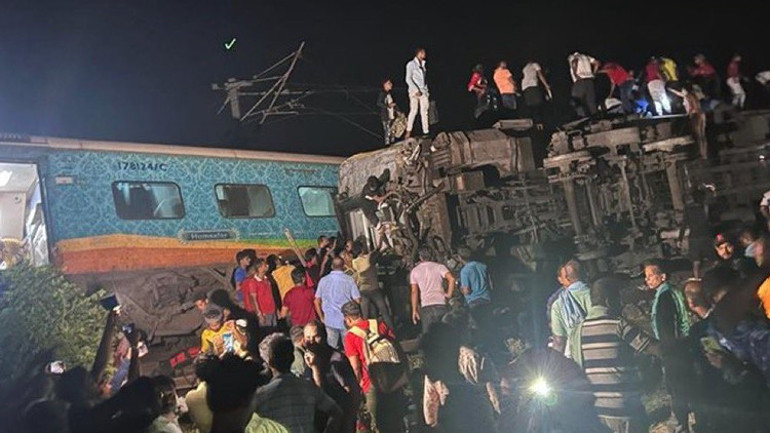 Hindistan’da feci kaza İki tren çarpıştı: 207 ölü, 850den fazla yaralı var