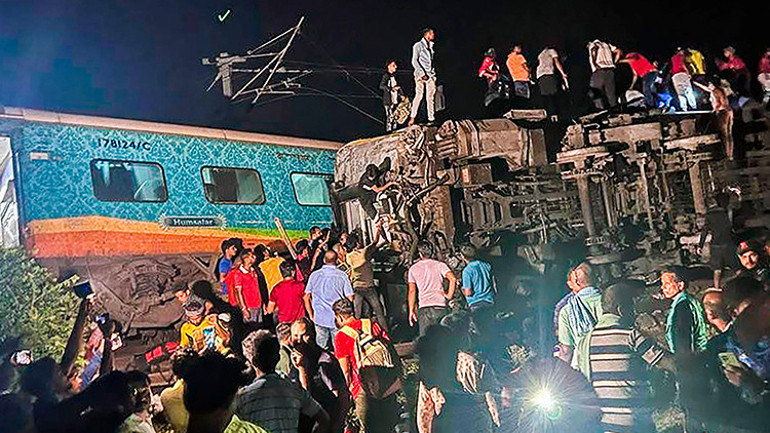 Hindistan’da feci kaza İki tren çarpıştı: 207 ölü, 850den fazla yaralı var