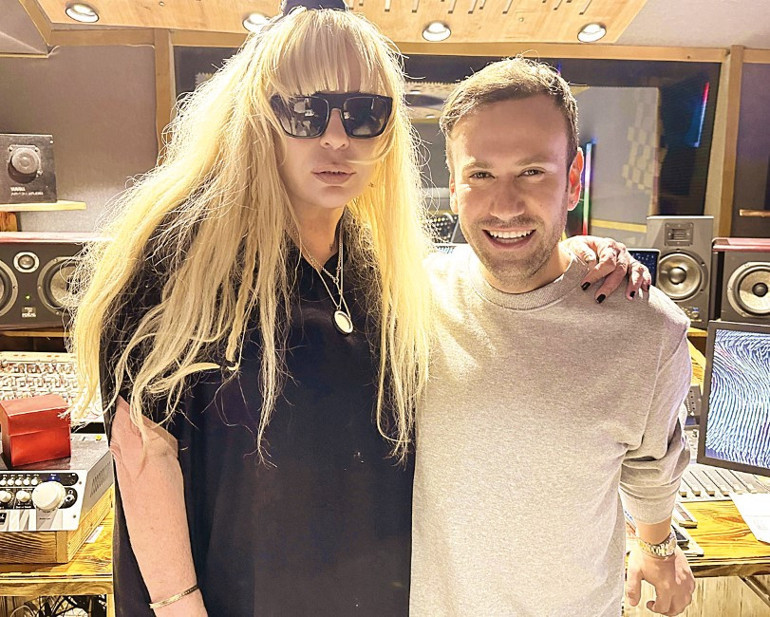 Demet Özdemirden mutluyum pozu