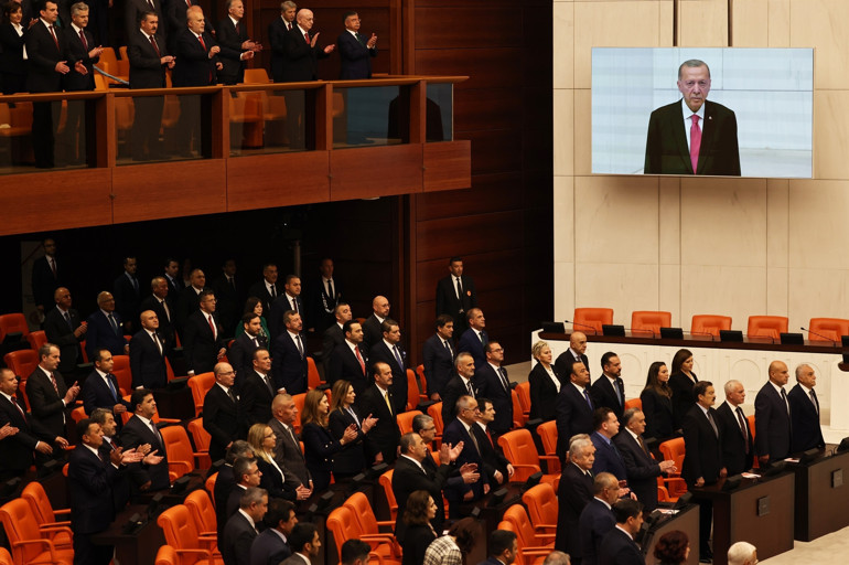 Cumhurbaşkanı Erdoğan, Mecliste yemin etti... Mazbatasını Bahçeliden aldı