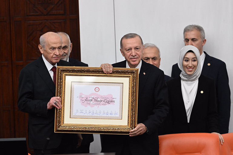 Cumhurbaşkanı Erdoğan, Mecliste yemin etti... Mazbatasını Bahçeliden aldı