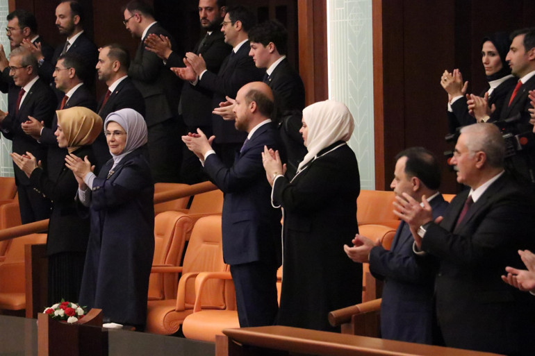 Cumhurbaşkanı Erdoğan, Mecliste yemin etti... Mazbatasını Bahçeliden aldı
