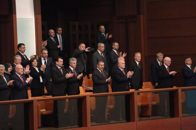 Cumhurbaşkanı Erdoğan, Mecliste yemin etti... Mazbatasını Bahçeliden aldı