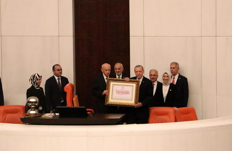 Cumhurbaşkanı Erdoğan, Mecliste yemin etti... Mazbatasını Bahçeliden aldı