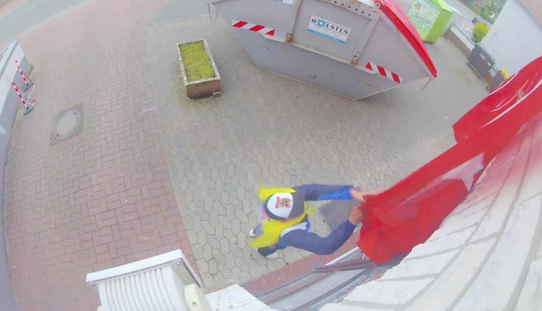 Camideki Türk bayrağına çirkin saldırı