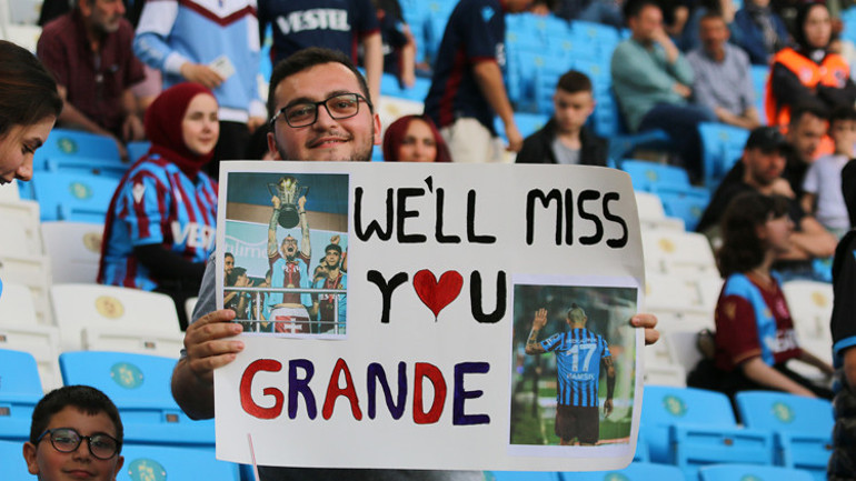 Trabzonsporda Marek Hamsikten duygusal veda Golden sonra gözyaşlarını tutamadı