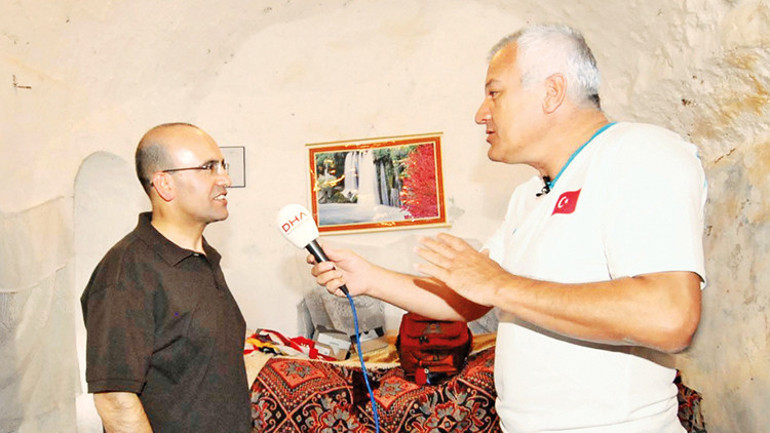 Bir bakan olarak Mehmet Şimşek’in portresi... Tek göz odalı evden dünya çapında makamlara