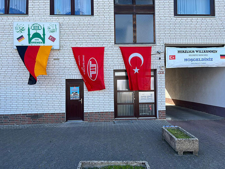 Camiler yine hedefte.. Bir yanda ırkçılar, diğer yanda PKK yandaşları